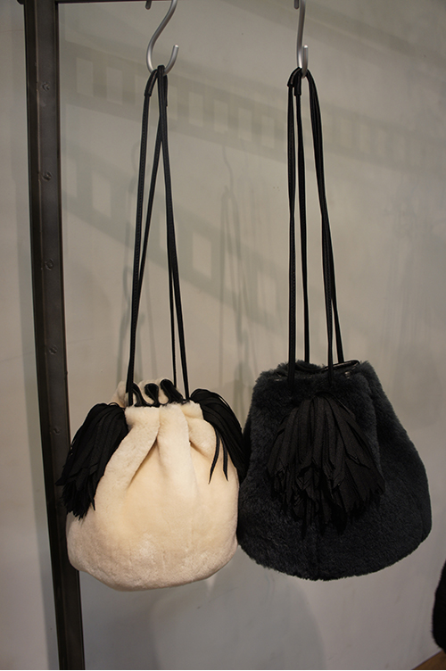 LUDLOW_ムートンタッセルポシェット