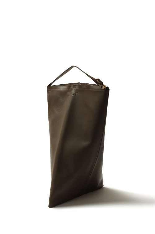 バッグ iirot Triangle Leather Pouch_Black iirot｜TRIANGLE LEATHER POUCH BLACK｜VELISTA online store