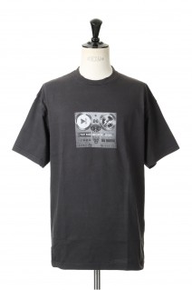 x FRAGMENT DESIGN  T-SHIRT / VINTAGE BLACK (SQ-22SS-ST-02)