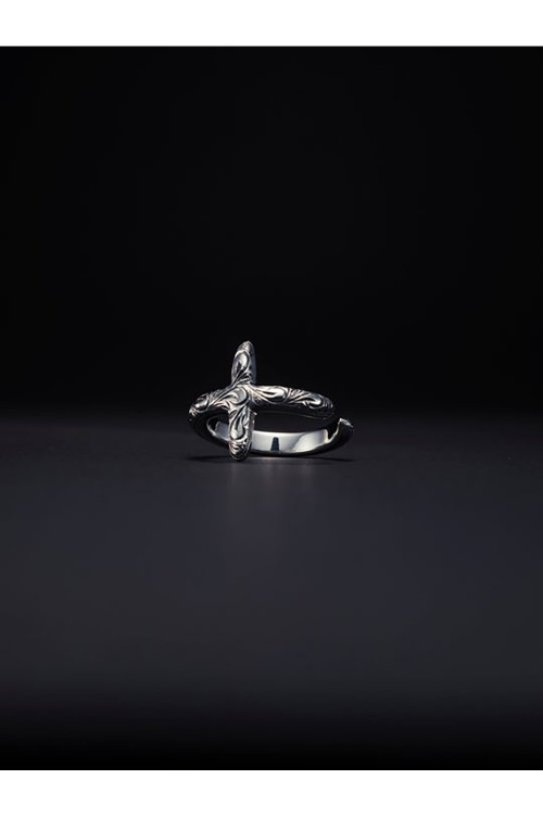 アンチドートバイヤーズクラブ Engraved Cross Ring ANTIDOTE BUYERS CLUB - ENGRAVED CROSS RING (SILVER