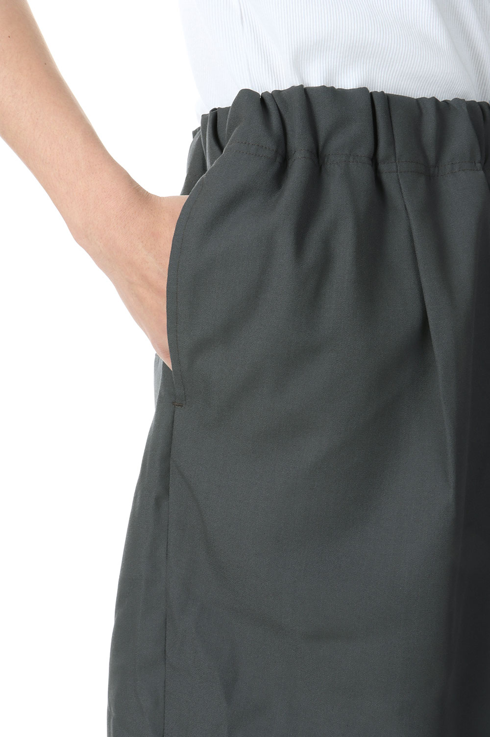 is-ness GABARDINE ONE TUCK PANTS
