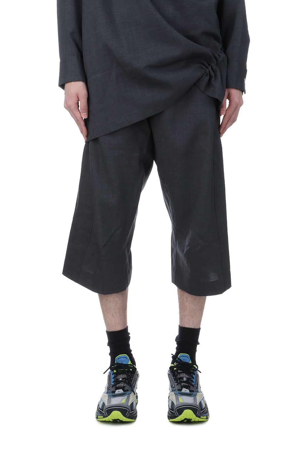 KNEE DARTED FLARE SHORTS - GREY (SS25-TRS-105-01) | セレクト