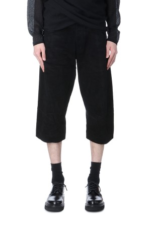 KNEE DARTED FLARE SHORTS - BLACK (SS25-TRS-105-02)