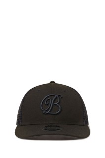 B EMBLEM NEW ERA MESH CAP - BLACK (BEPSS26EI02)