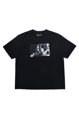 Amy Winehouse Lean On A Car Photo S/S Tee/Black(MND-AMW002)